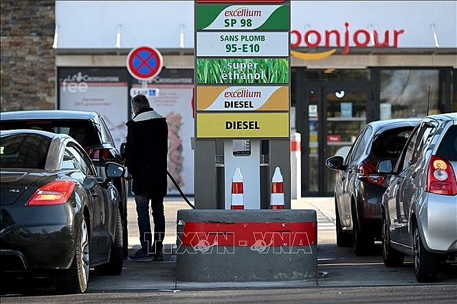 Bơm xăng cho phương tiện tại trạm xăng ở Marseille, miền Nam Pháp. Ảnh: AFP/TTXVN