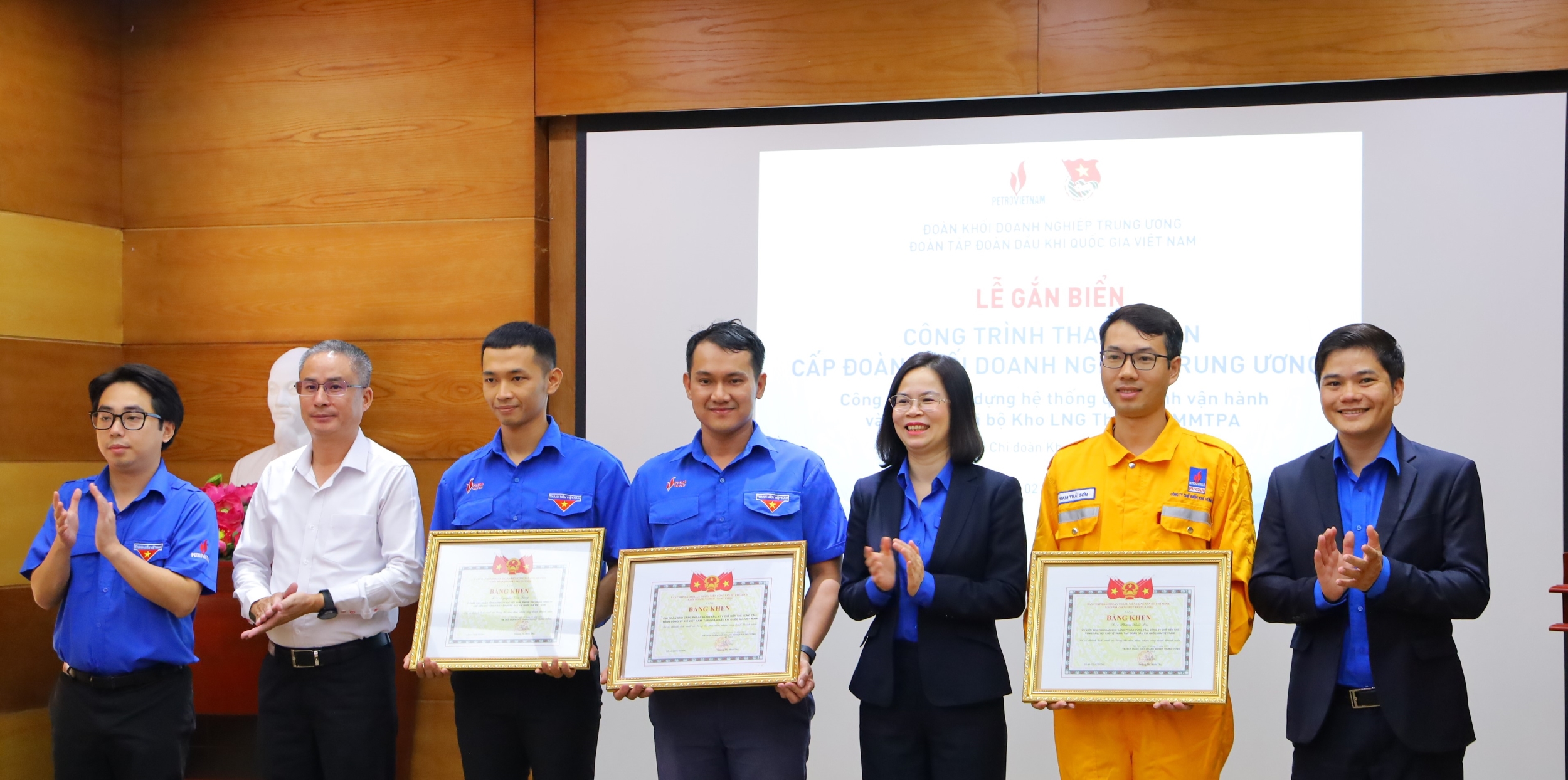 Gắn biển công trình thanh niên cấp Đoàn khối doanh nghiệp Trung ương cho  Chi đoàn thuộc Đoàn cơ cở PV GAS