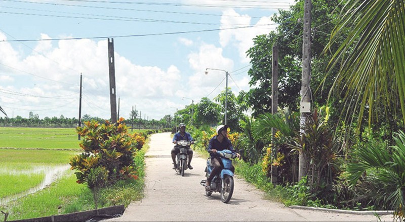 Bê tông hóa đường giao thông nông thôn ở huyện Long Phú (Ảnh: H.Nguyên)