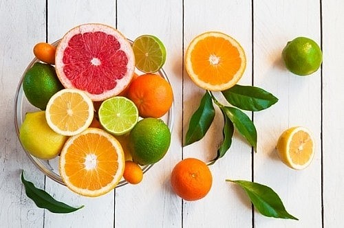 Các loại trái cây có múi như cam, quýt thường giàu nước nên giúp cấp ẩm tự nhiên cho làn da