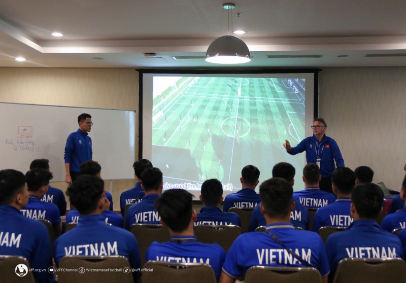 HLV Philippe Troussier tổ chức cuộc họp để phân tích ưu nhược điểm trong lối chơi Đội tuyển Việt Nam. Ảnh: VFF