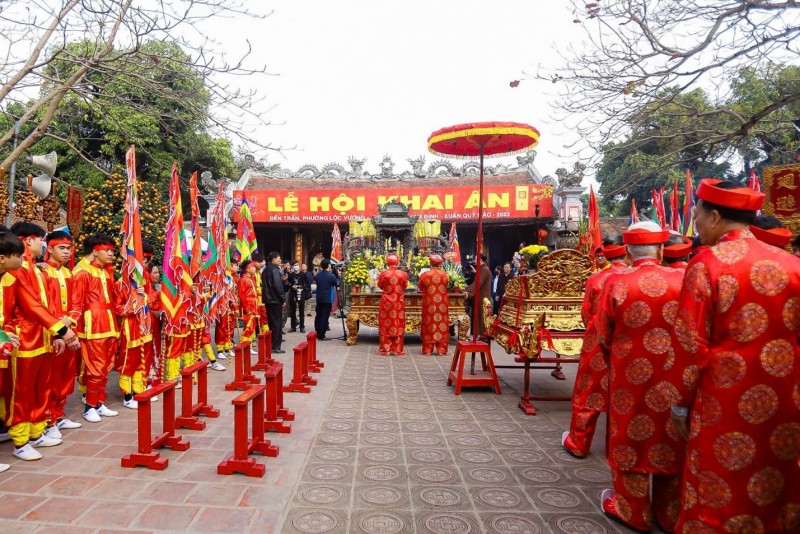 Lễ hội Khai ấn đền Trần là lễ hội mùa xuân nổi tiếng Việt Nam, diễn ra từ ngày 13 đến 15 tháng Giêng Âm lịch hàng năm.
