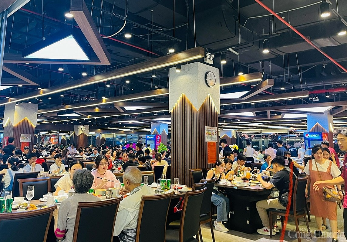 TP. Hồ Chí Minh: Siêu thị, trung tâm thương mại đông nghẹt khách trong ngày 30/4