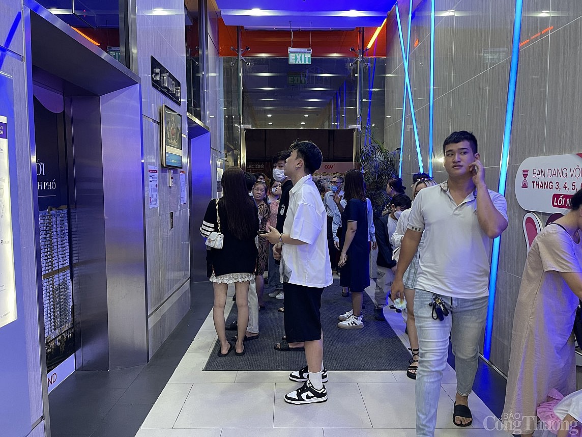 TP. Hồ Chí Minh: Siêu thị, trung tâm thương mại đông nghẹt khách trong ngày 30/4