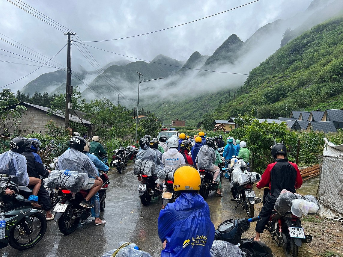 thành phố Hà Giang và các huyện thuộc cao nguyên đá Đồng Vănbị chia cắt vì lũ quét, sạt lở đất nghiêm trọng