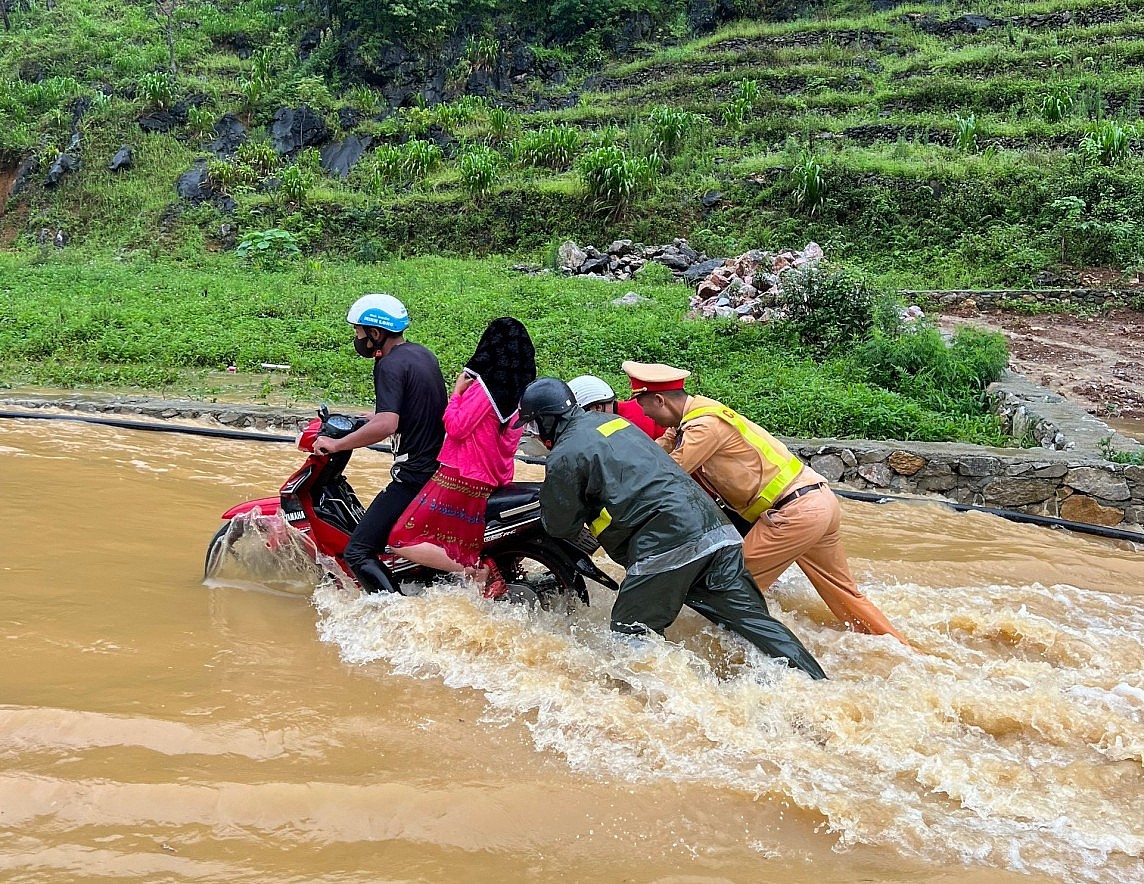 Từ 3h ngày 10/6, mưa xối xả dội xuống TP Hà Giang