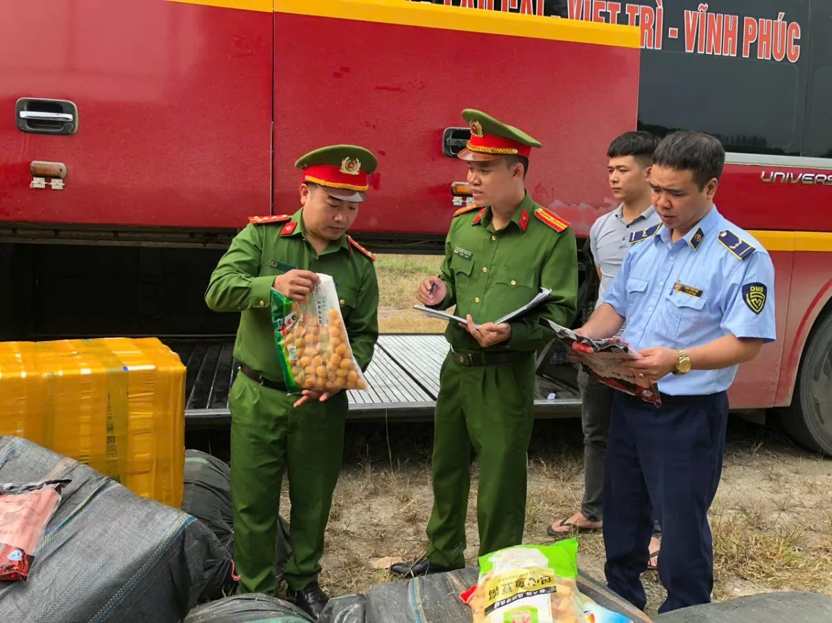 Yên Bái: Phát hiện số lượng lớn thực phẩm nhập lậu đang trên đường đi tiêu thụ