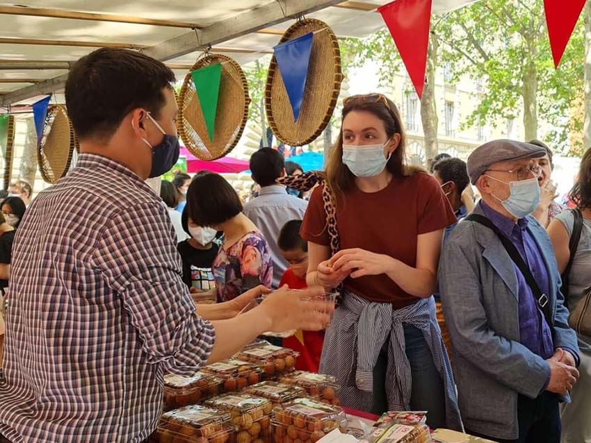 Vải thiều Việt Nam hút người tiêu dùng Pháp