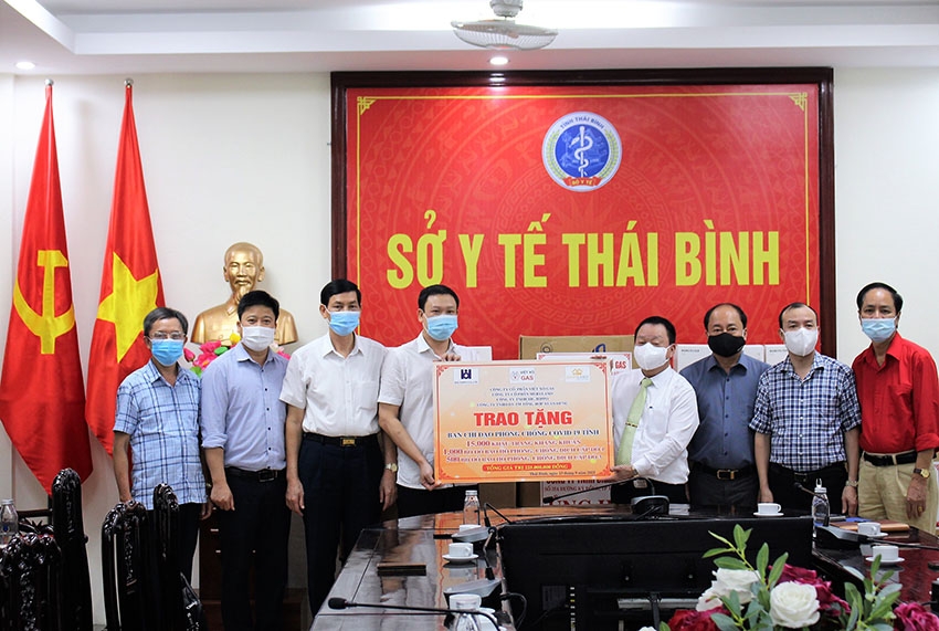 Thái Bình: Doanh nghiệp trao tặng trang thiết bị bảo hộ phòng, chống dịch