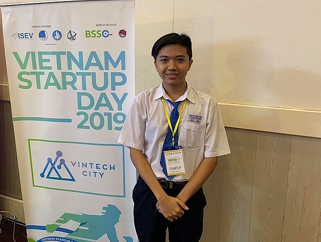 founder lop 12 thu 7000 usdnam tu nen tang hoi bai tren mang
