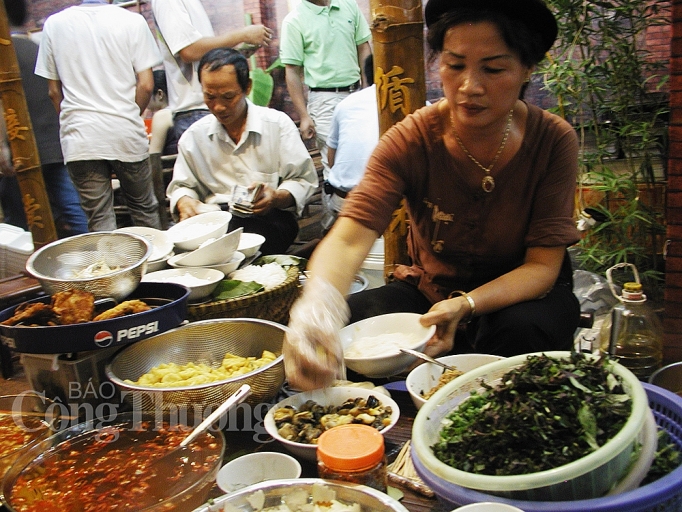 nguoi san xuat kinh doanh thuc pham phai tu nguyen xin duoc kiem tra