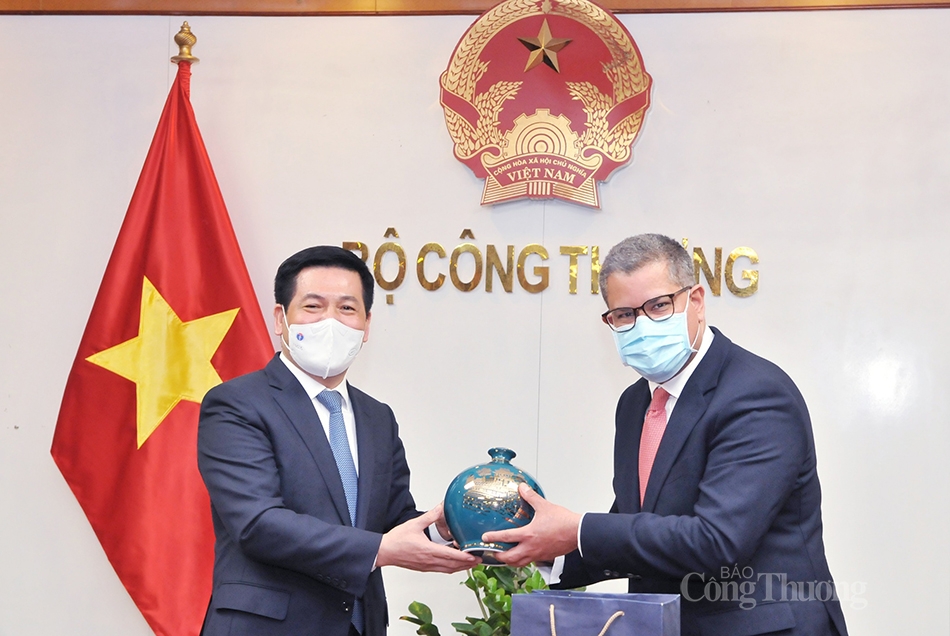 Định hướng phát triển ngành năng lượng bền vững Bộ trưởng Nguyễn Hồng Diên: Phát triển ngành năng lượng bền vững là nhiệm vụ trọng tâm