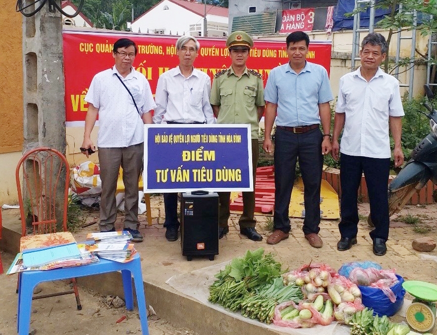 Hoạt động phối hợp tuyên truyền giữa Cục Quản lý thị trường và Hội Bảo vệ quyền lợi người tiêu dùng tỉnh Hòa Bình