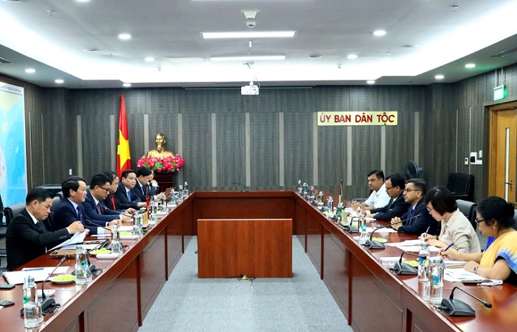 Bộ trưởng, Chủ nhiệm Ủy ban Dân tộc Hầu A Lềnh tiếp Đại sứ Đặc mệnh toàn quyền Cộng hoà Ấn Độ tại Việt Nam