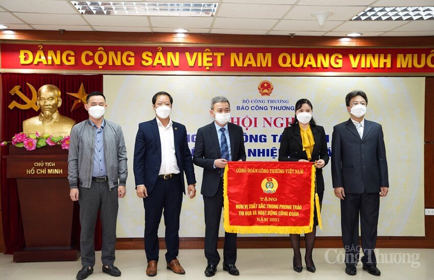 Phó Chủ tịch Công đoàn Công Thương Việt Nam Lê Thị Đức trao tặng cờ thi đua cho Công đoàn Báo Công Thương.jpg