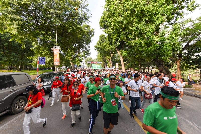 500 nhan vien va dai ly manulife viet nam tham gia chay bo tu thien vi tre em ha noi