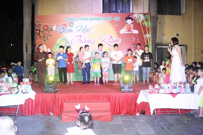 tung bung dem hoi trang ram tai cong ty than quang hanh