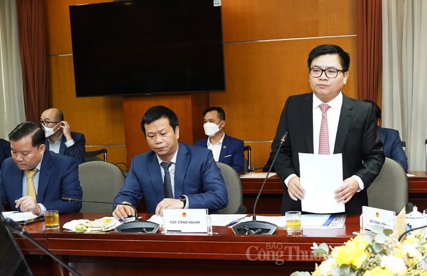 Ông Trương Thanh Hoài – Cục trưởng Cục Công nghiệp báo cáo tại hội nghị