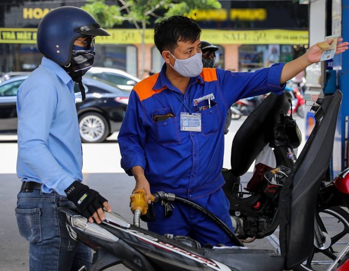 dù giá xăng dầu ở Việt Nam liên tục tăng nhưng vẫn ở mức thấp hơn so với nhiều nước lân cận