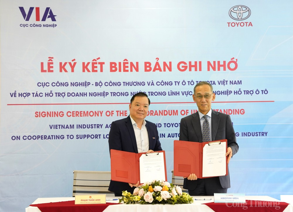 Phó Cục trưởng Cục Công nghiệp Phạm Tuấn Anh và ổng Giám đốc Công ty Ô tô Toyota Việt Nam Hiroyuki Ueda đại diện hai bên ký Biên bản ghi nhớ