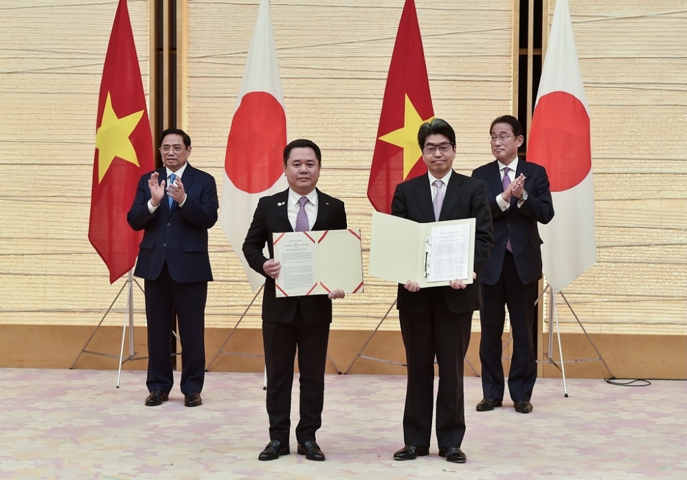 Biên bản ghi nhớ hợp tác giữa Ủy ban Quản lý vốn nhà nước tại doanh nghiệp và Ngân hàng hợp tác quốc tế Nhật Bản JBIC được trao đổi trước sự chứng kiến của Thủ tướng Việt Nam Phạm Minh Chính và Thủ tướng Nhật Bản Kishida Fumio