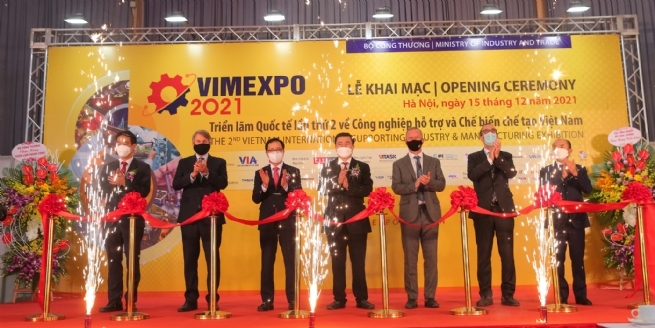 cùng các khách mời cắt băng khai mạc Triển lãm Quốc tế về Công nghiệp hỗ trợ và Chế biến chế tạo Việt Nam - VIMEXPO 2020