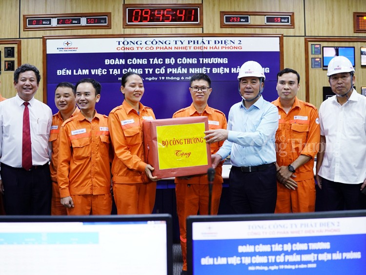 Bộ trưởng Nguyễn Hồng Diên kiểm tra tình hình cung ứng điện tại Công ty cổ phần Nhiệt điện Hải Phòng