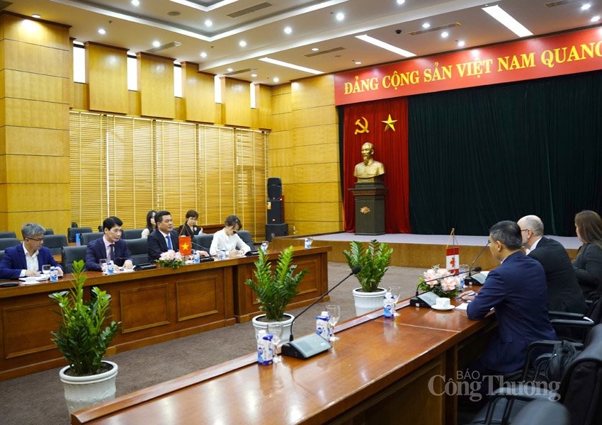 Bộ trưởng Nguyễn Hồng Diên tiếp xã giao Đại sứ Canada tại Việt Nam