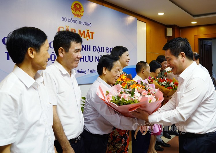 Bộ trưởng Nguyễn Hồng Diên dự gặp mặt lãnh đạo các đơn vị thuộc Bộ nghỉ hưu năm 2022