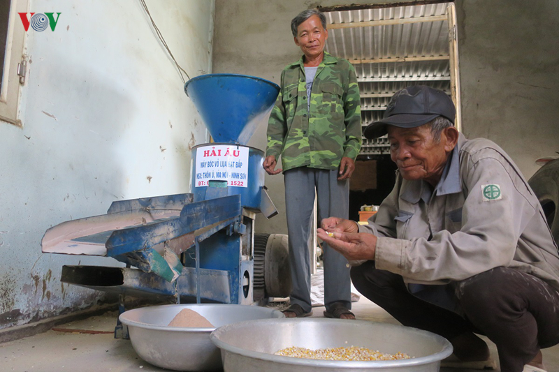 Học hết lớp 7 nhưng lão nông sáng chế được cả máy tách vỏ lụa hạt bắp hoc het lop 7 nhung lao nong sang che duoc ca may tach vo lua hat bap