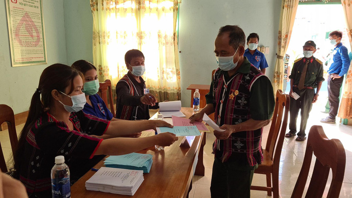 Cử tri vùng biên giới Quảng Nam hân hoan đi bầu cử sớm - Ảnh 8.