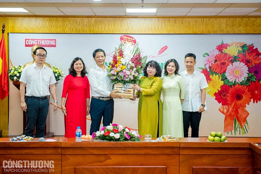 bo truong tran tuan anh chuc mung cac co quan bao chi nganh cong thuong ngay 216