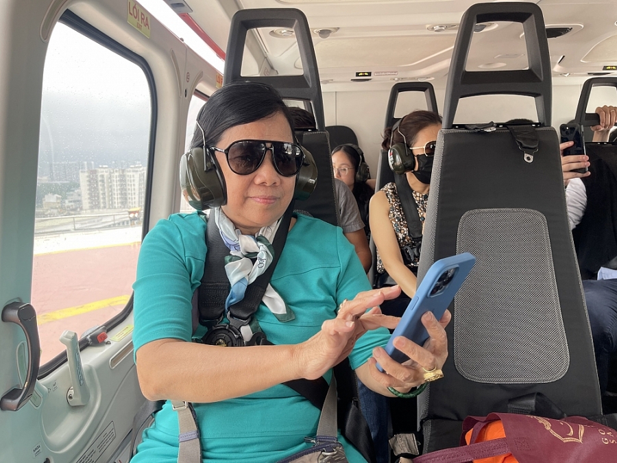 Du khách hào hứng trải nghiệm tour “Ngắm TP. Hồ Chí Minh từ trên cao”