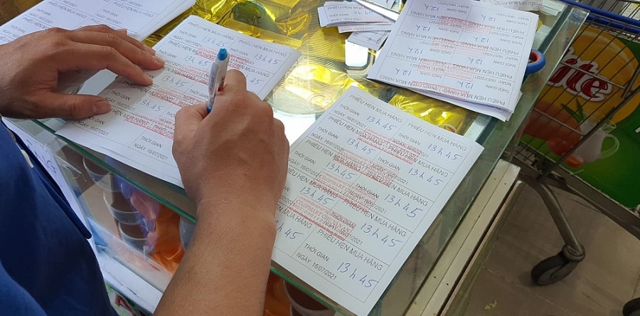 TP.Hồ Chí Minh: Phát phiếu hẹn giờ, nhiều siêu thị hết cảnh chen lấn