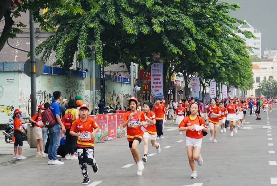 Đồng diễn flashmob “Vũ điệu yêu thương Lofkun” của 3.000 em nhỏ lập kỷ lục Việt Nam