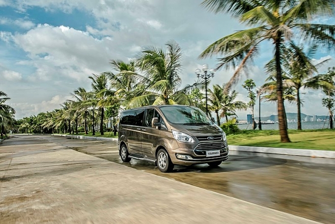 ford tourneo 7 cho cao cap hoan toan moi da co mat tai viet nam