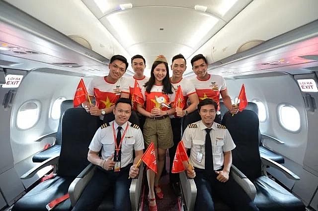 vietjet tang ve ca nam bay khap chau a cho 2 doi tuyen bong da vo dich va nguoi than