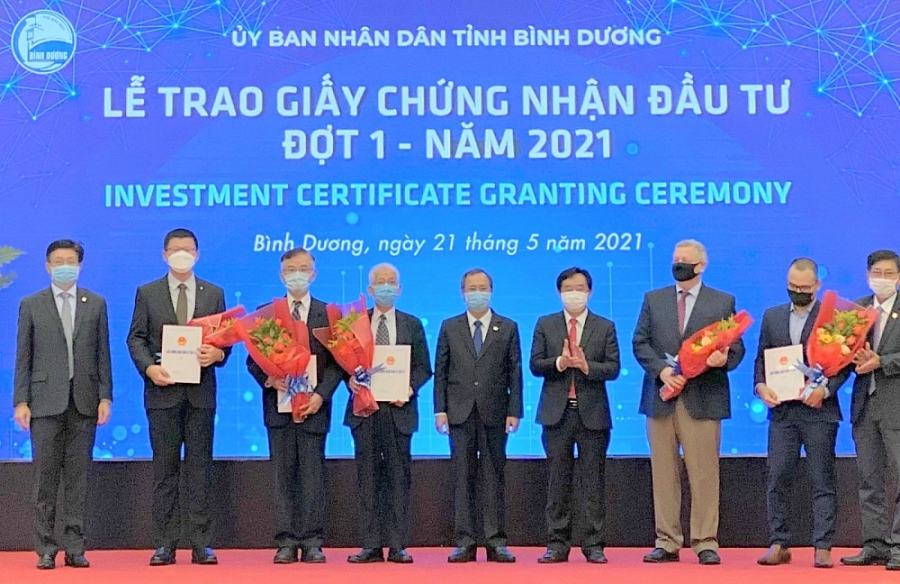 Bình Dương: Trao giấy chứng nhận đầu tư cho 5 dự án FDI gần 1 tỷ USD