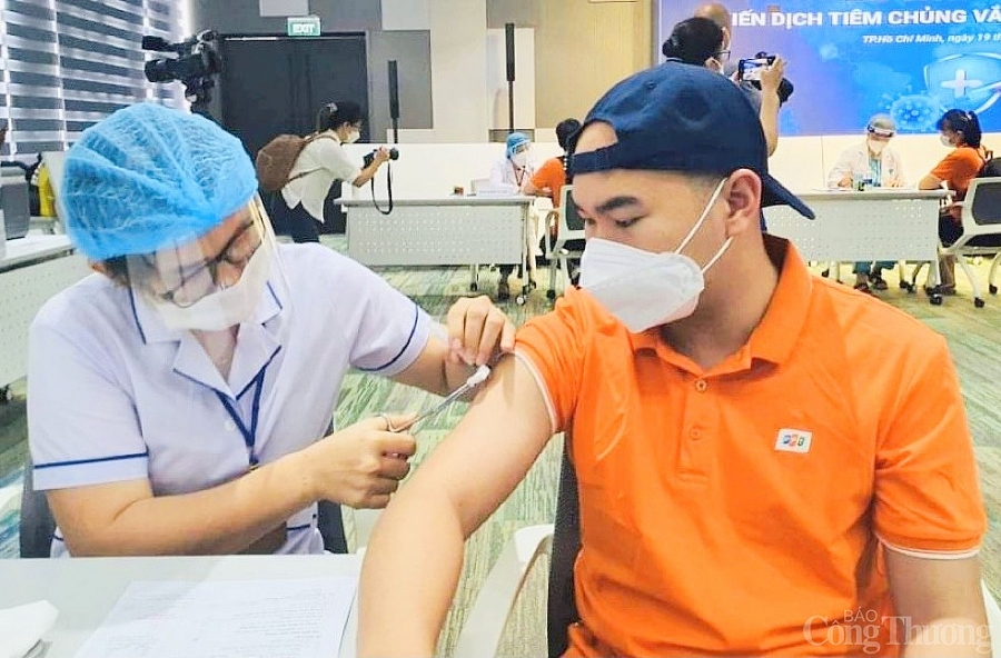 Bộ trưởng Nguyễn Hồng Diên tham dự Lễ khởi động chiến dịch tiêm vaccine phòng Covid-19 tại TP.Hồ Chí Minh