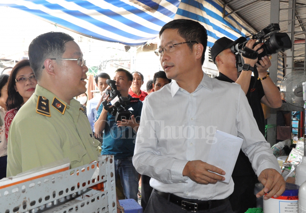 bo truong tran tuan anh xu ly tan goc re khong chun tay truoc vi pham