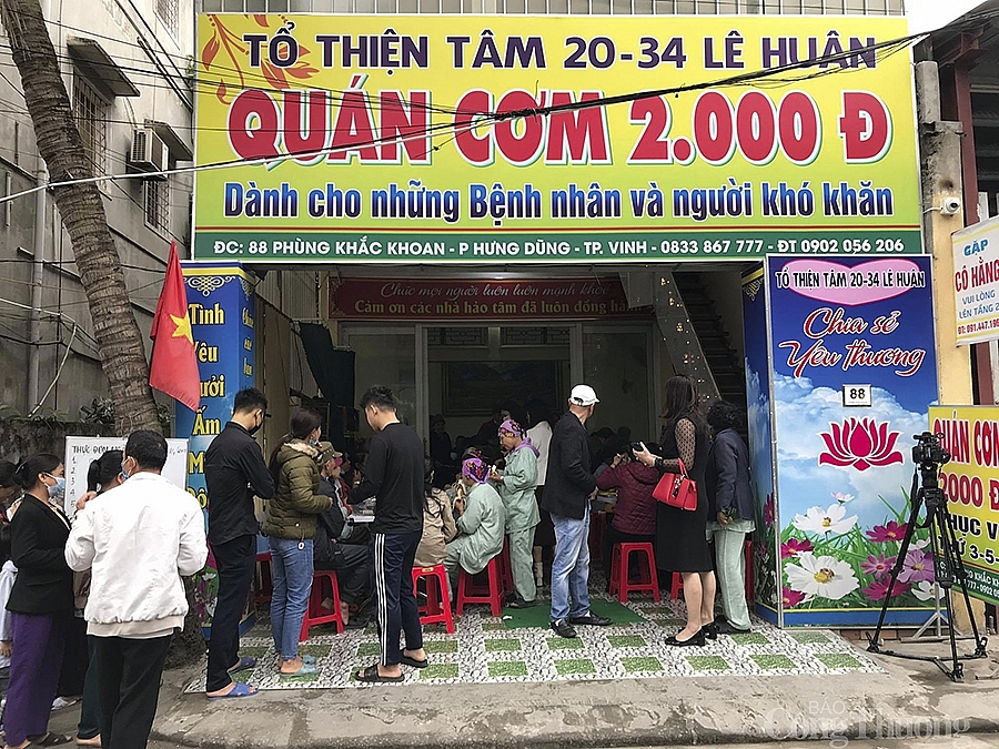 Nghệ An: Quán cơm 2.000 đồng ấm lòng bệnh nhân, lao động nghèo