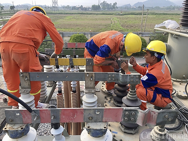 Tiêu thụ điện mùa hè tăng 12%, Nghệ An cam kết đảm bảo đủ điện