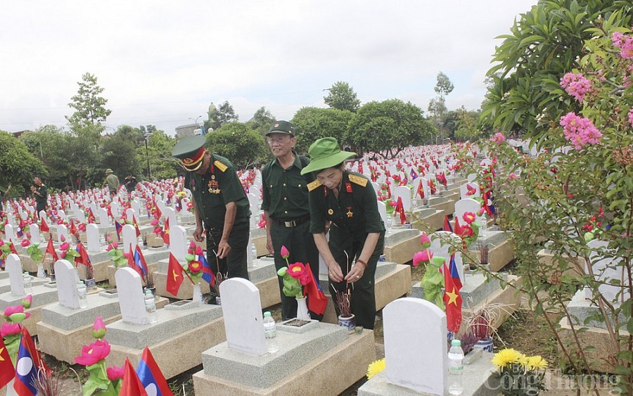 Thủ tướng Phạm Minh Chính dâng hương tưởng niệm tưởng niệm các Anh hùng liệt sĩ tại Nghĩa trang quốc tế Việt - Lào