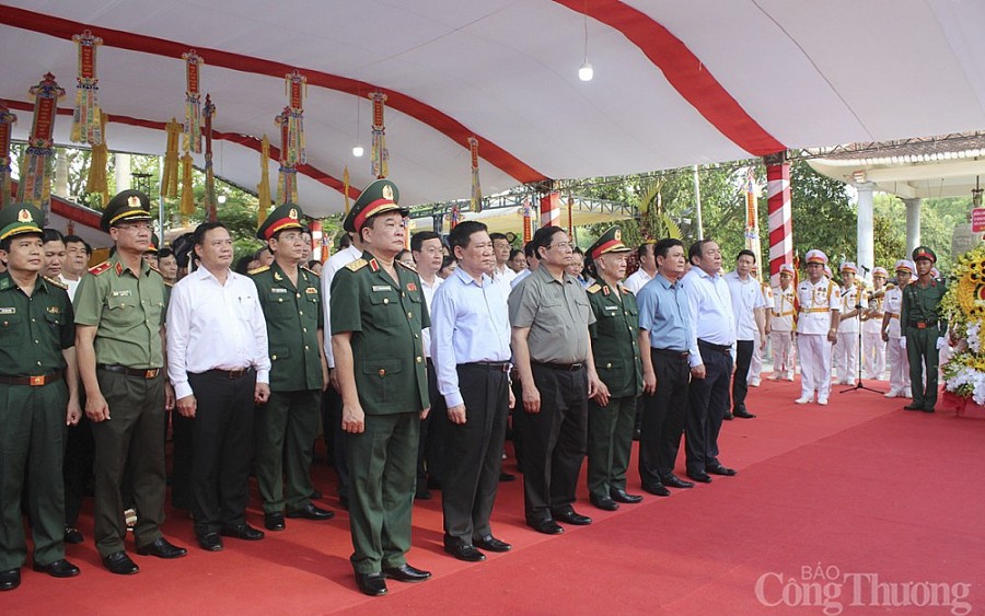 Thủ tướng Phạm Minh Chính dâng hương tưởng niệm tưởng niệm các Anh hùng liệt sĩ tại Nghĩa trang quốc tế Việt - Lào