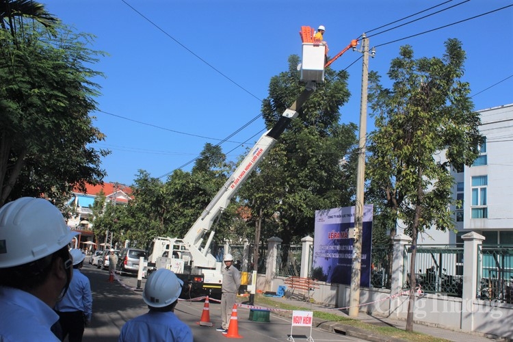 nganh dien thua thien hue ra mat doi hotline va trien khai sua chua nong luoi dien 22kv