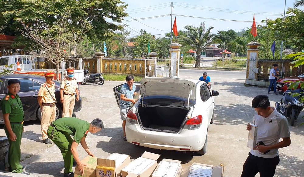 Thừa Thiên Huế: Khởi tố hình sự vụ xe ô tô chở 6.500 gói thuốc lá nhập lậu