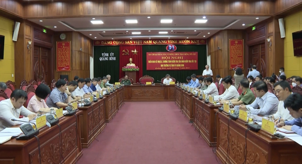 Đồng chí Nguyễn Hòa Bình kiểm tra phòng chống tham nhũng tại Quảng Bình