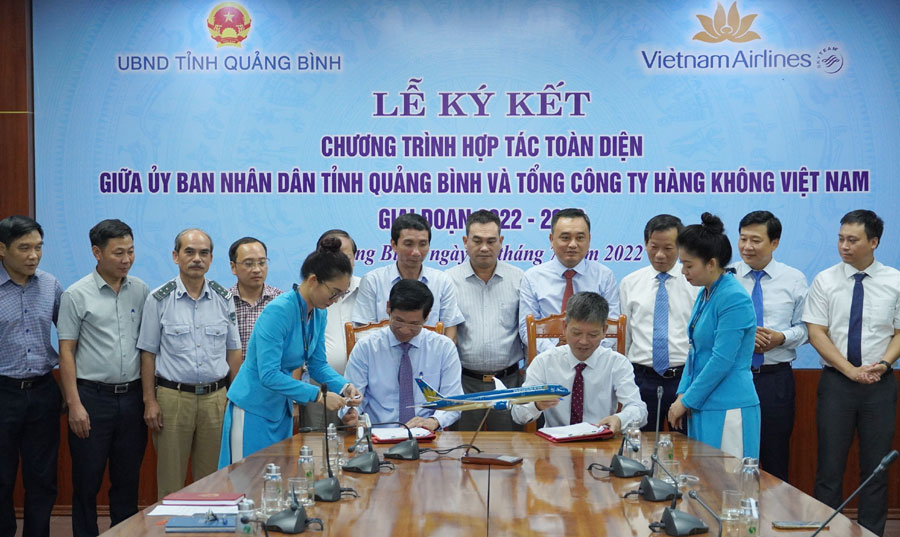 Quảng Bình và Việt Nam Airlines hợp tác phát triển nhiều lĩnh vực