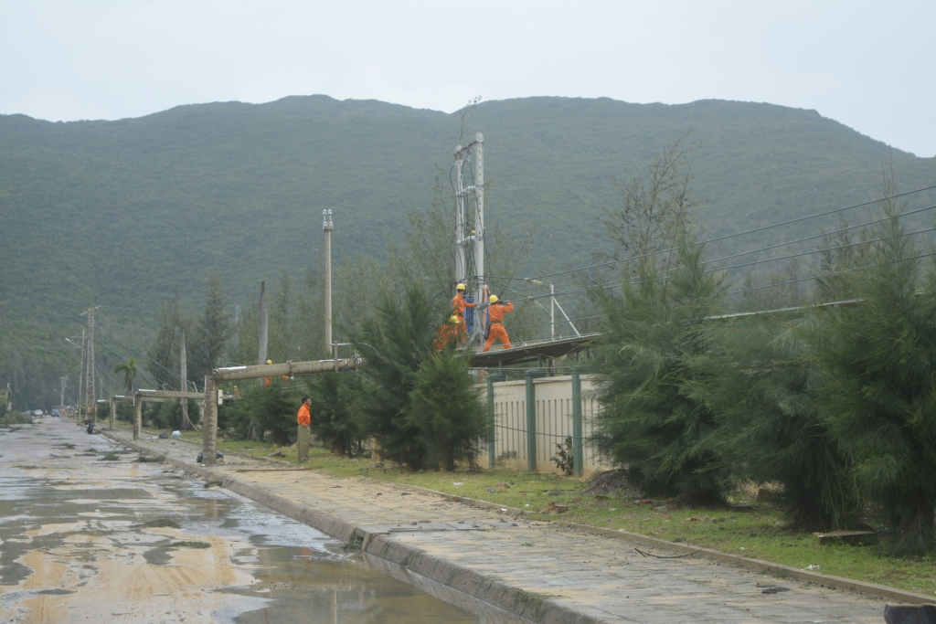 pc binh dinh da hoan thanh khac phuc su co sau bao so 5 va cap dien lai cho toan bo khach hang tren dia ban toan tinh