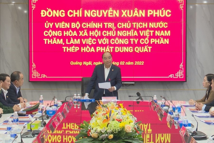 Chủ tịch nước Nguyễn Xuân Phúc đến thăm, tặng quà người lao động nhà máy lọc hóa dầu Bình Sơn